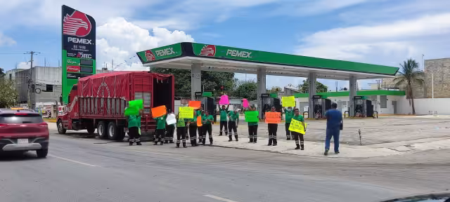 Cerca de 20 trabajadores se presentaron, con sus uniformes, para protestar por la apertura de la gasolinera