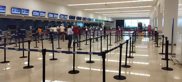 Volaris reprogramó sus salidas y dio preferencia a los que viajarían el martes, pero olvidó a los del lunes
