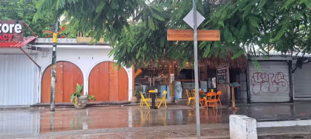 Familias y visitantes modificaron sus planes ante la lluvia registrada desde temprana hora