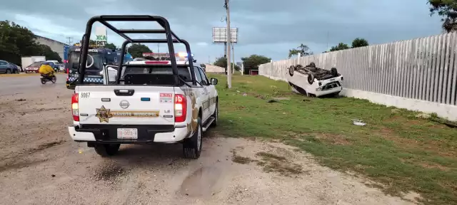 El conductor de una camioneta, tipo Urvan, perdió el control por el pavimento mojado y se salió de la avenida