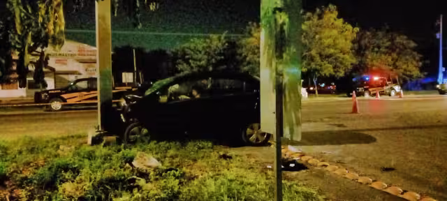 La pasajera del vehículo resultó con lesiones por lo que fue trasladada al hospital