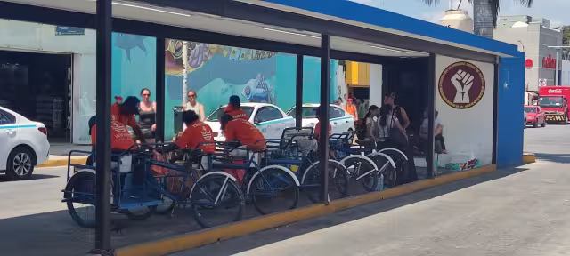 Primero fueron los taxistas y ahora los invaden touroperadores. 
