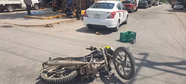 La falta de precaución del conductor del taxi al no respetar la preferencia de paso fue la causa del accidente