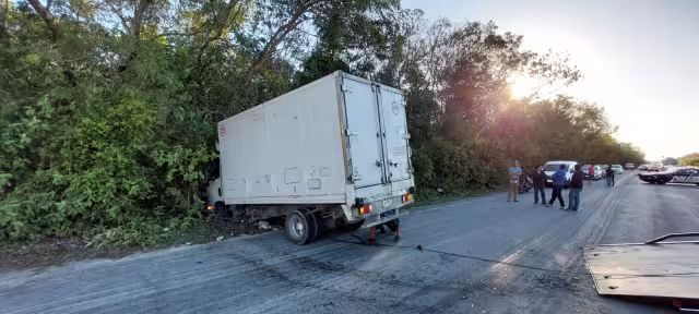 El vehículo que los impactó terminó en la maleza