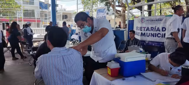 Algunos se aplican la vacuna para conservar su empleo