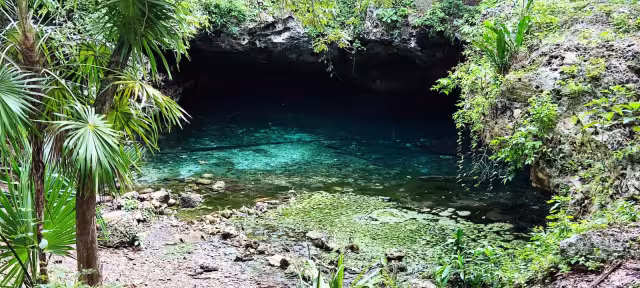 Cenote lleno de basura en Puerto Aventuras