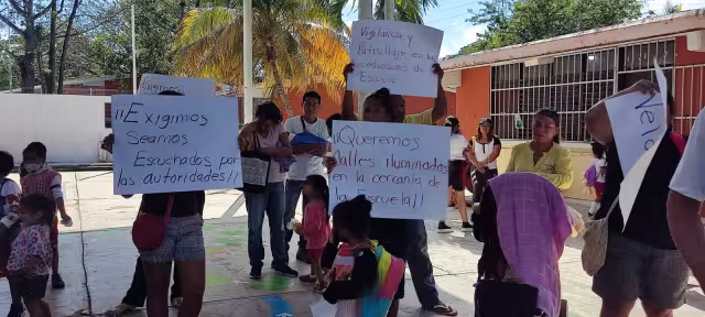 Hombres ingresan al kínder para fumar y beber en el comedor