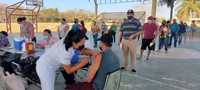 La jornada comenzó con 70 personas, pero luego aumentó a cerca de 100 habitantes que buscaban recibir su refuerzo anticovid