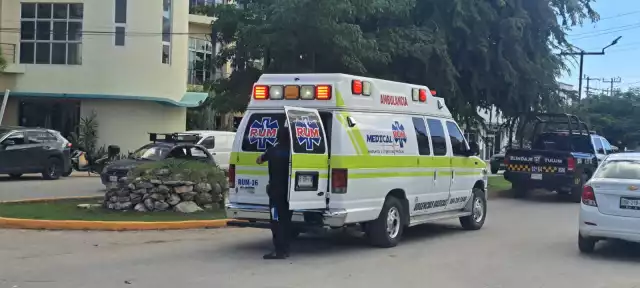 Servicios de emergencia llegaron al lugar para atender a las lesionadas.