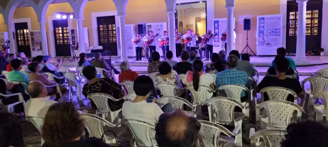 Campechanos disfrutan de una romántica velada