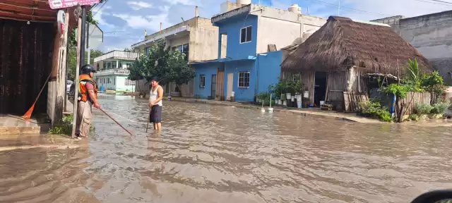 Elementos del área acudieron con herramientas especiales para abrir rejillas, remover obstrucciones