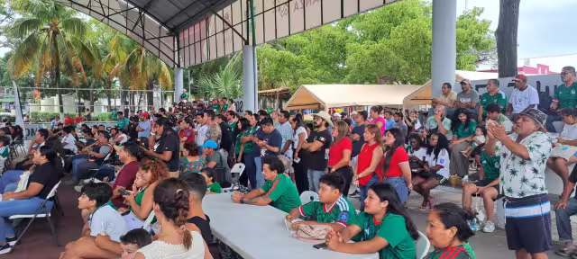 Desde niños hasta adultos comenzaron a llegar al domo usando camisetas de la Selección Mexicana