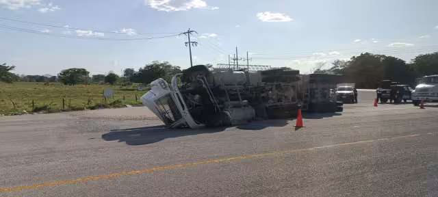 El tráiler quedó bloqueando la vía Escárcega-Villahermosa