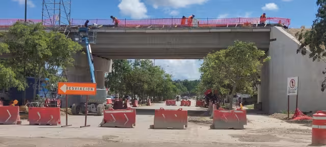 Al cerrar el carril de descenso hacia el centro y dividir una de las vías de la avenida CTM, se forma un “cuello de botella”