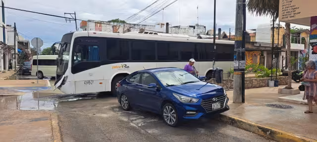 La unidad era conducida por una pareja de turistas, quienes no se percataron del señalamiento