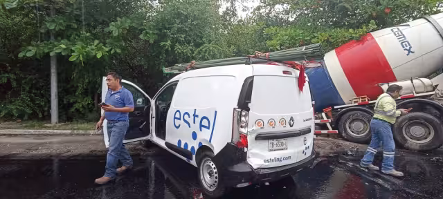 Los vehículos derraparon al estar el asfalto mojado