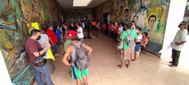 Los trabajadores empezaron a reunirse a las 8:30,  pero ya  las 9:30 de la mañana ingresaron al Palacio Municipal