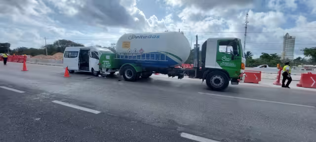 El chofer de la Van fue rescatado luego de quedar atrapado en el vehículo tras chocar en Playa del Carmen