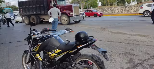 La lesionada permaneció tirada sobre la avenida Bonampak de Cancún en lo que llegaban los socorristas en la zona