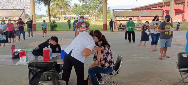 Los 'cincuentones' de Kantunilkín indicaron que hicieron fila desde las 6:30 de la mañana para alcanzar su tercera dosis contra el COVID-19