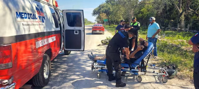 Paramédicos brindaron los primeros auxilios al lesionado antes de trasladarlo de urgencia al hospital del IMSS Bienestar