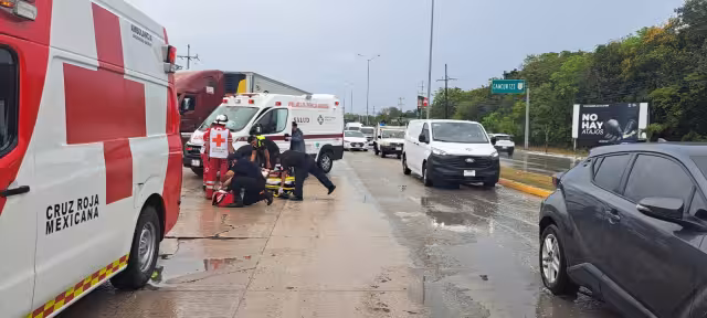 Paramédicos de la Cruz Roja brindaron los primeros auxilios al conductor