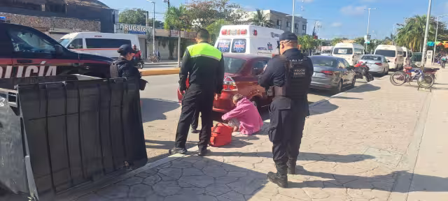Paramédicos y elementos policiacos auxiliaron al adulto mayor.