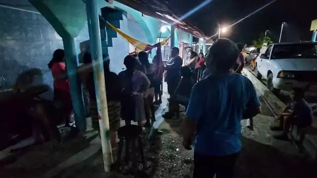 A la madre le pidieron a su bebé para calmarlo, pero ya no se lo regresaron