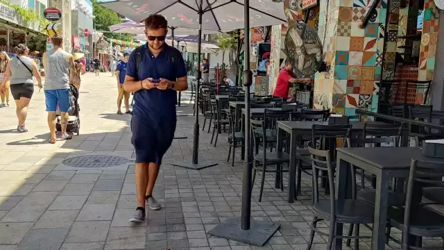 La música y turistas caminan por esta arteria este domingo sin ninguna preocupación