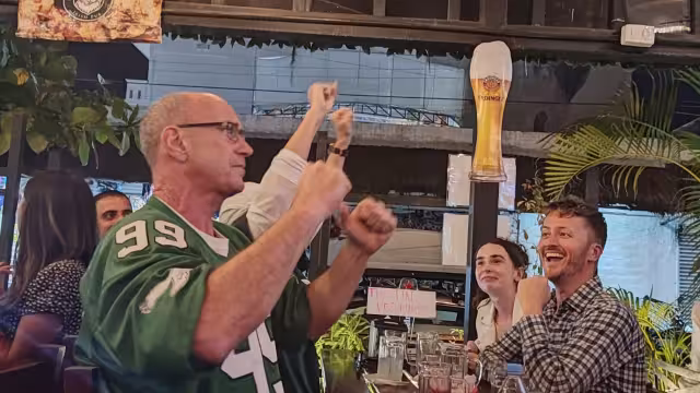Aficionados a Los Eagles de Philadelphia acudieron a los bares de Playa del Carmen para seguir la transmisión del Super Bowl