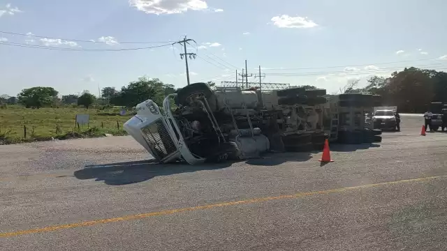 El tráiler quedó bloqueando la vía Escárcega-Villahermosa