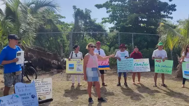 Afirman que al construir sanitarios, se contaminaría el mangle y cenote de la playa de la colonia