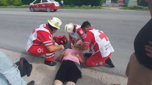 La mujer resultó con graves heridas tras caer en la carretera Escárcega-Villahermosa