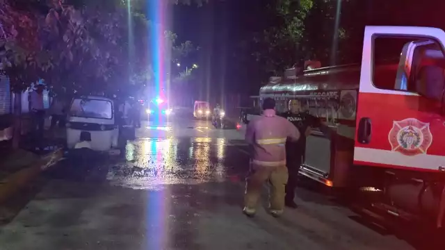 El material altamente flamable, el cual cubría la mayor parte de la pequeña unidad, ayudó a que se expandiera el fuego