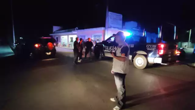 Camioneta se impacta contra una motocicleta y lesiona al conductor