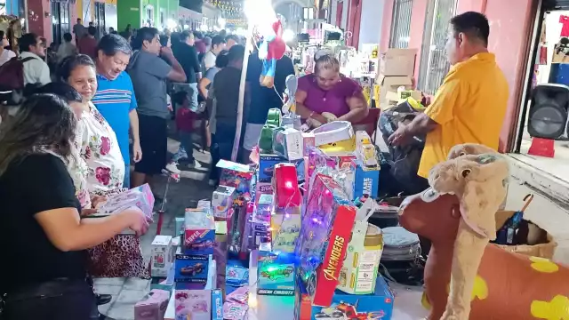 Las calles están llenas de persona que han salido a comprar los juguetes
