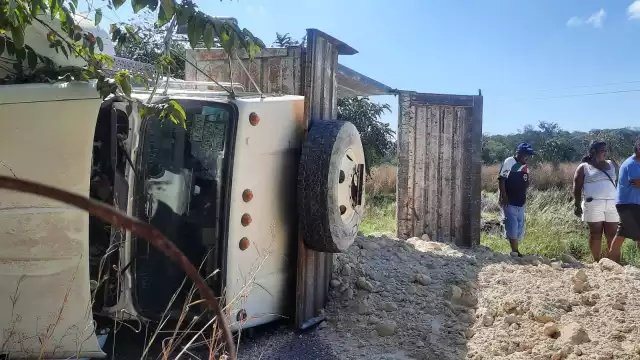 El conductor resultó ileso pese a lo aparatoso de la volcadura