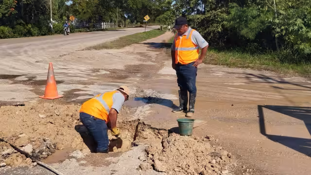 La fuga fue causada por el tránsito de vehículos pesados; personal de CAPA trabajó por cuatro horas