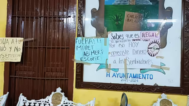 Las pancartas fueron pegadas en el Palacio Municipal de Ixil contra la alcaldesa Sandra Pech