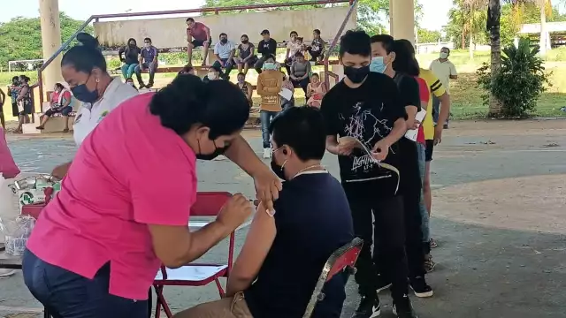 Los adolescentes recibieron su segunda dosis contra el coronavirus de la farmacéutica Pfizer en el municipio de Lázaro Cárdenas