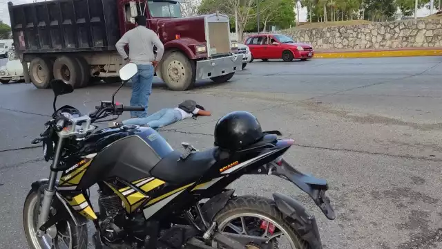 La lesionada permaneció tirada sobre la avenida Bonampak de Cancún en lo que llegaban los socorristas en la zona