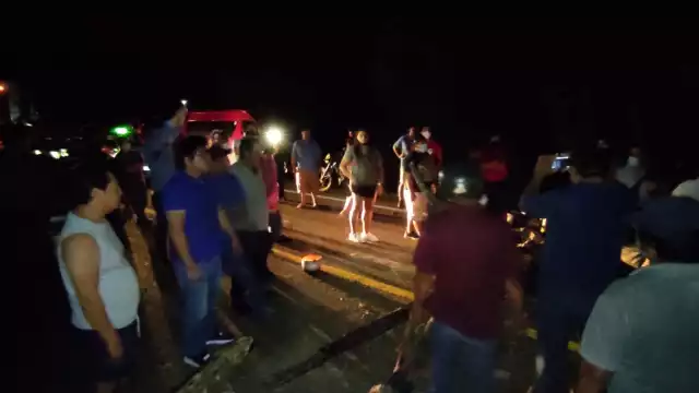 Los trabajadores se manifiestan para exigir el pago de sus sueldos