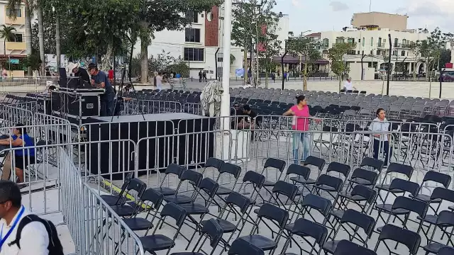A media hora de comenzar el evento, Xóchitl Gálvez aún no recibe público en Playa del Carmen