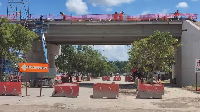 Al cerrar el carril de descenso hacia el centro y dividir una de las vías de la avenida CTM, se forma un “cuello de botella”