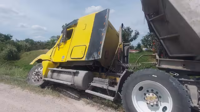 El conductor resultó ileso pero su unidad quedó en la hondonada