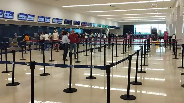 Volaris reprogramó sus salidas y dio preferencia a los que viajarían el martes, pero olvidó a los del lunes