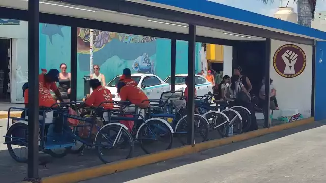 Primero fueron los taxistas y ahora los invaden touroperadores. 
