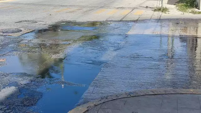 Los automovilistas y motociclistas que transitan por el sitio terminan de regar por toda la calle la contaminación