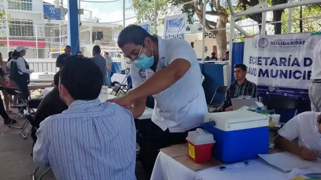 Algunos se aplican la vacuna para conservar su empleo