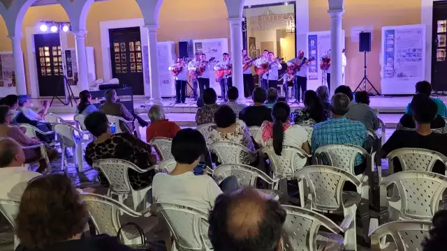 Campechanos disfrutan de una romántica velada